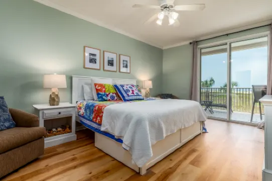 Pool Access and Direct Beach Access - Charming Gulfview Getaway