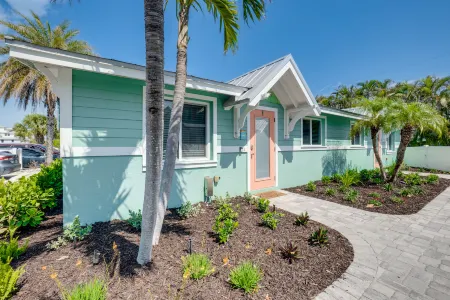 Heated Pool and Private Patio Oasis - Stunning Coastal Retreat Отели рядом с достопримечательностью «Alvin's Island - Holmes Beach #753»