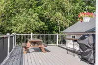 Private Hot Tub and Tesla Charging Station - Stunning Retreat
