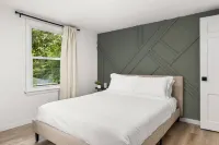 Bright Midcentury Modern Home for Family Comfort - Stylish Getaway