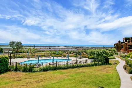 Panoramic Ocean Views and Luxury Amenities - Charming Coastal Haven