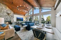 Heavenly lakeview home with hot tub and large kitchen Luxe42 제퍼 코브 호텔