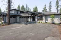 Chef's Kitchen and Private Hot Tub with Scenic Views - Stunning Escape