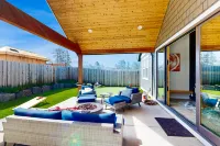 Modern beach beauty with a hot tub, gas firepit, Ping-Pong table & gas fireplace Hôtels à : Manzanita