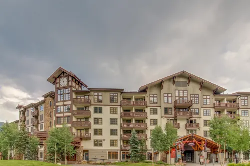 Walk to slopes - Village condo with balcony, views, hot tubs, & gym