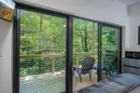 Riverside Retreat and Fishing Haven - Charming Nature Escape Hotels near Sassafras Mountain Tower