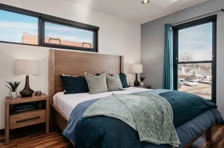 Stylish Loft with Sauna and Courtyard Oasis - Cozy Escape