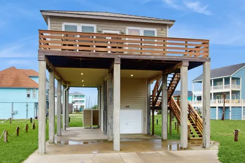 Elevated, Gulf View Home Steps from the Beach w/ Large Deck & Central AC Hotel a Bolivar Peninsula