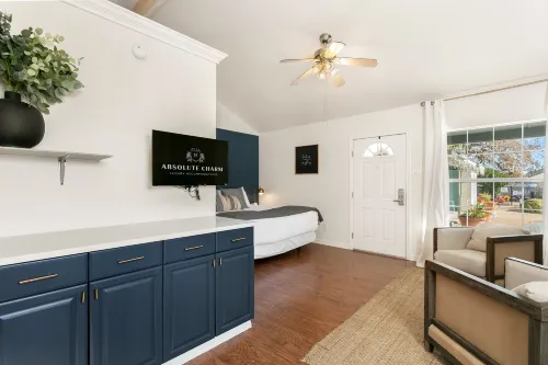 Romantic Fireplace and Refreshing Pool - Charming Oasis