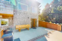 Updated dog-friendly home with fantastic ocean views - walk to the beach Hotels in Port Orford