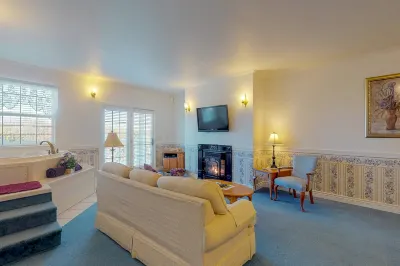 Gorgeous suite at oceanfront inn steps to beach with jetted tub & gas fireplace Hotels in Copalis Beach