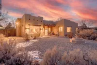 Casa Panorama~ Stunning Views~ Kiva Fireplace~ Hot Tub~ 8 mins to Plaza!