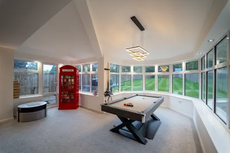 Luxury Retreat, Hot tub,  SK Massage Bed & Tesla