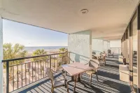 New King Suite | Monterey Bay | Modern Decor|Pools