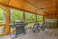 Rustic Creekside Cabin with Hot Tub, Fire Pit, WiFi Hôtels à : Comte de Fannin
