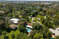 Tropical Mango Bungalow | Pool + Close to Beach! Hotels near New Macedonia Missionary Baptist