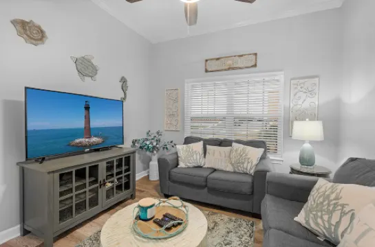 Cozy Living Area and Community Pools - Charming Island Retreat 多芬島酒店