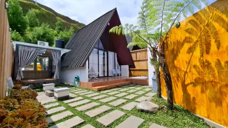 HIMALAYA 2 - TRIANGLE Отели в г. Cisarua