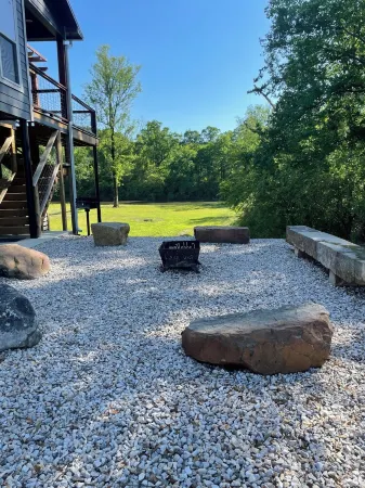 "RIVER TIME" CABIN DIRECTLY ON CADDO RIVER, FLAT YARD