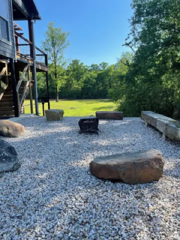 "RIVER TIME" CABIN DIRECTLY ON CADDO RIVER, FLAT YARD
