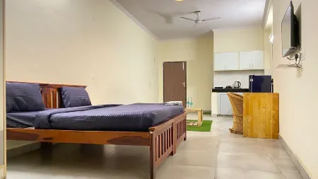 GoBravo Dev Palace & Studio Apartments Отели рядом с достопримечательностью «Храм Йогмайи»