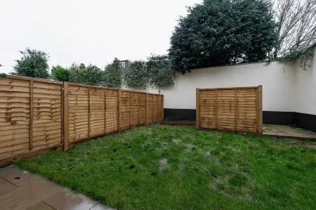 Skyvillion -Vineyard Court- Enfield 1-Bed W/Garden