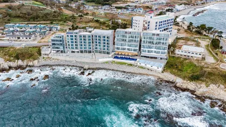 ELAFONISI POOLVILLA HOTEL Отели рядом с достопримечательностью «Submerged Tomb of King Munmu»
