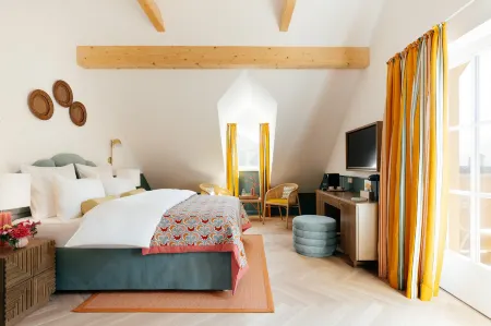 Villa Alma - a Lakeside Boutique Hotel Отели рядом с достопримечательностью «Red Bull Headquarters»