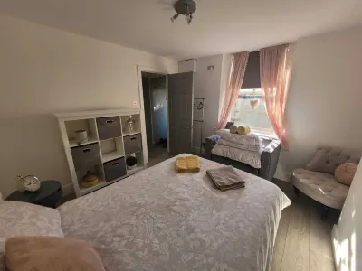 Entire Apartment with Sun Filled Private Garden Hotels in Margate