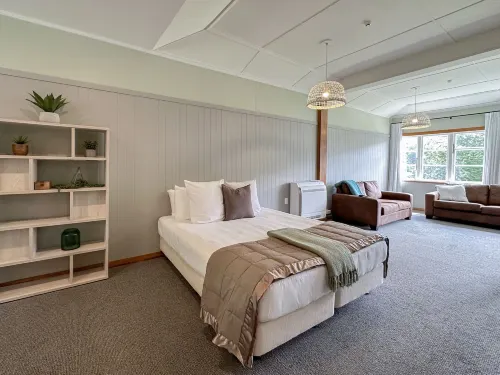 Silverstream Retreat Hotels in Upper Hutt City