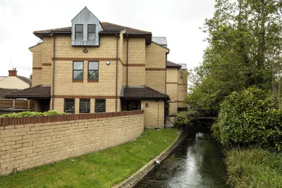 Riverside Hotel Hotels near Arlington Row