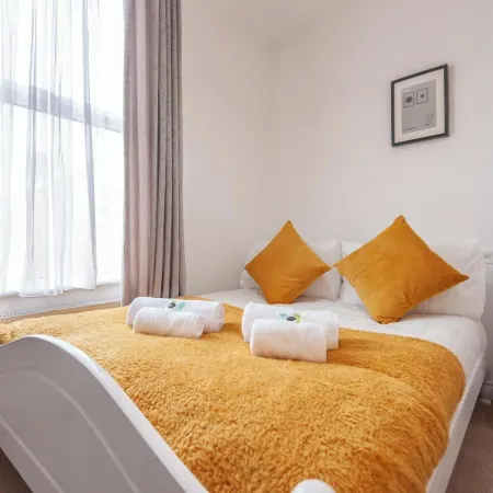 Leeds 4-Bed House - Sleeps 9 Free Parking & WiFi
