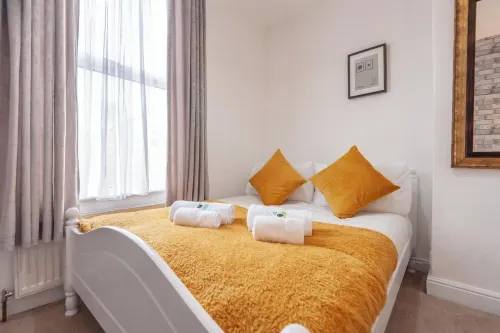 Leeds 4-Bed House - Sleeps 9 Free Parking & WiFi - 2 Yıldız