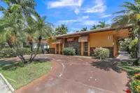 Miabella of Hollywood 3 Bedroom Home by RedAwning