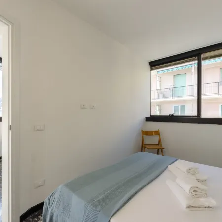 Joivy Spacious Apt for 6, Near Train Station and Beach