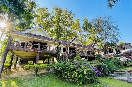 Baan Rim Kwai Paerimnam Resort Отели рядом с достопримечательностью «Tham Kra Sae Bridge»