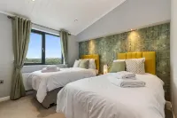 Ael-Y-Bryn - Luxury Lodge, Hot Tub, Three En-Suite Bedrooms