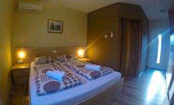 Apartments and Rooms Rea