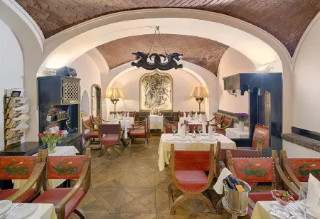 Hotel Embassy Отели рядом с достопримечательностью «Дворжаковы сады»