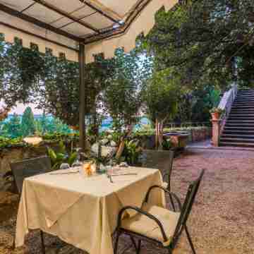 Castello di Montegufoni by PosarelliVillas Hotel Exterior