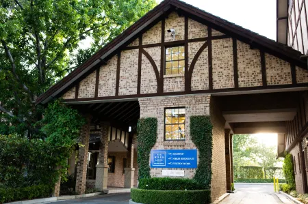 Peppers the Hills Lodge Отели рядом с достопримечательностью «Swane's Nurseries»