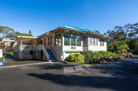 Aloha Junction Bed and Breakfast -Minutes Away from Hawaii Volcanoes National Park Отели в г. Волкейно