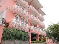 Hiranyakul House Riverside Hôtels à proximité de : Palais Tawet
