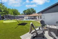 Backyard Oasis: Pool, Hot Tub, Giant Chess & Mini Golf Hotels near Pier 1 Imports