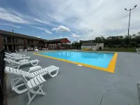 Super 8 by Wyndham Mason - Pools