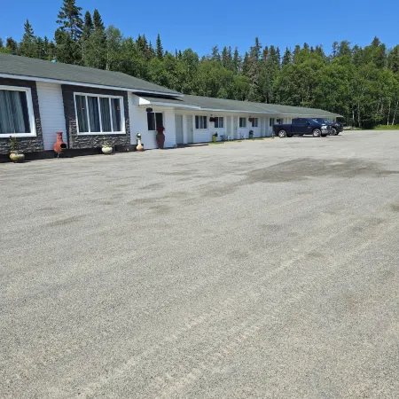 White Fang Motel