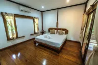 Baan Khaosok Resort Hotels in Phanom
