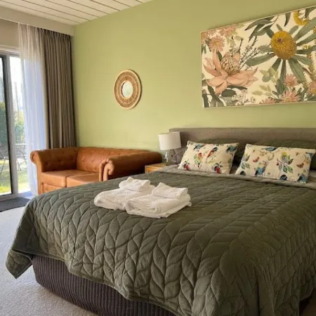 Riverbank Park Motel