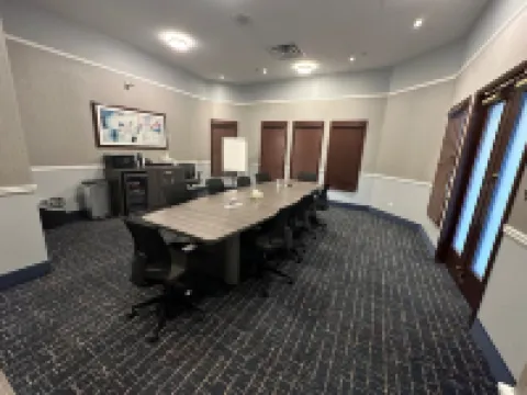 ディヴィヤ ストラ プラザ と 会議センター カルガリー空港 カルガリーのホテル