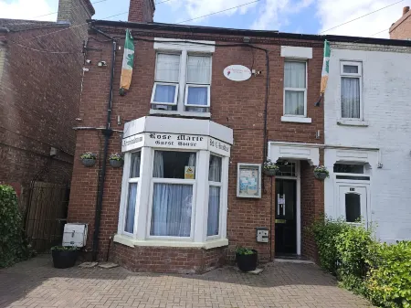 Rose Marie Guest House Отели рядом с достопримечательностью «Longthorpe Tower»
